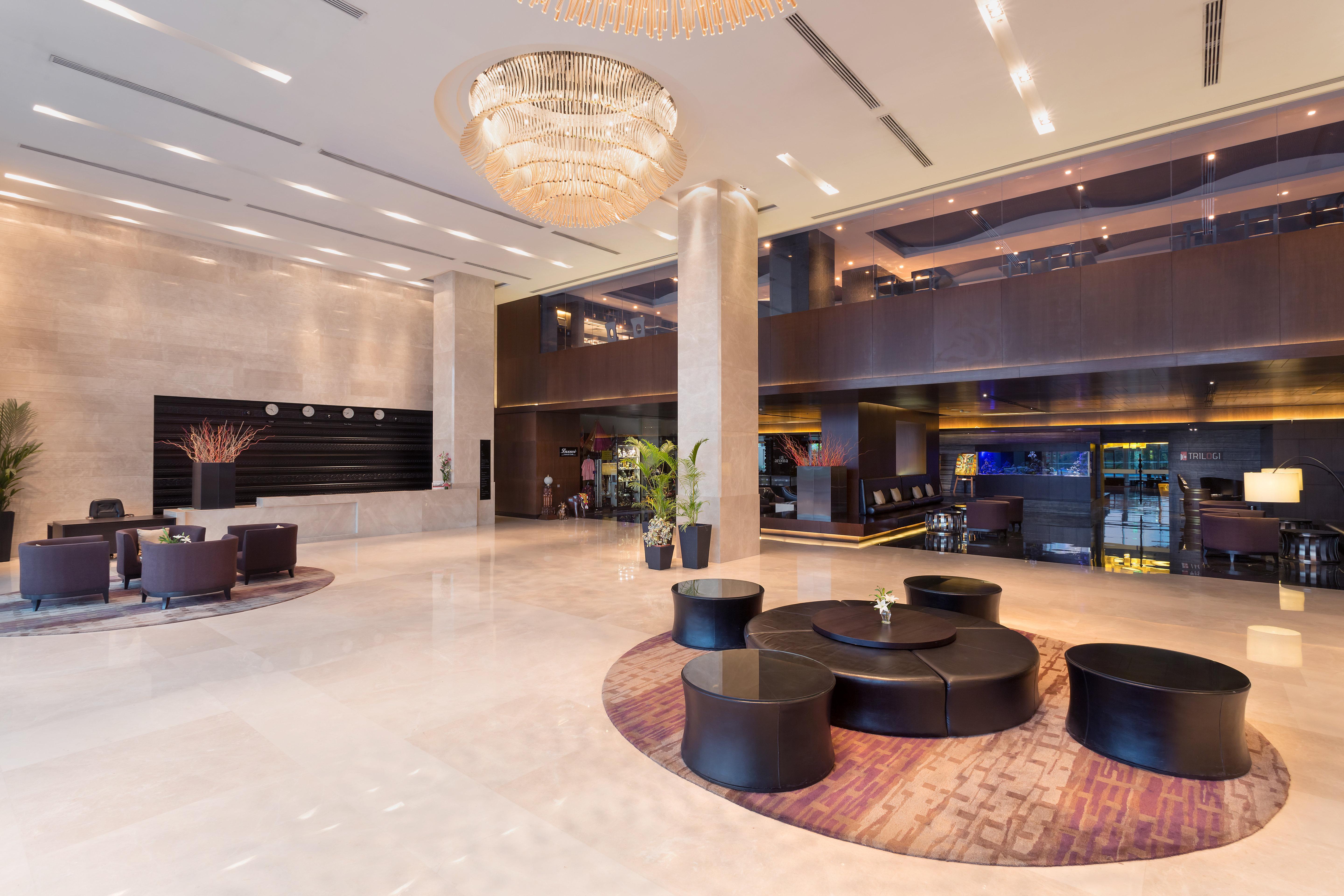 Crowne Plaza Kochi By Ihg Hotel Exterior photo Lobby