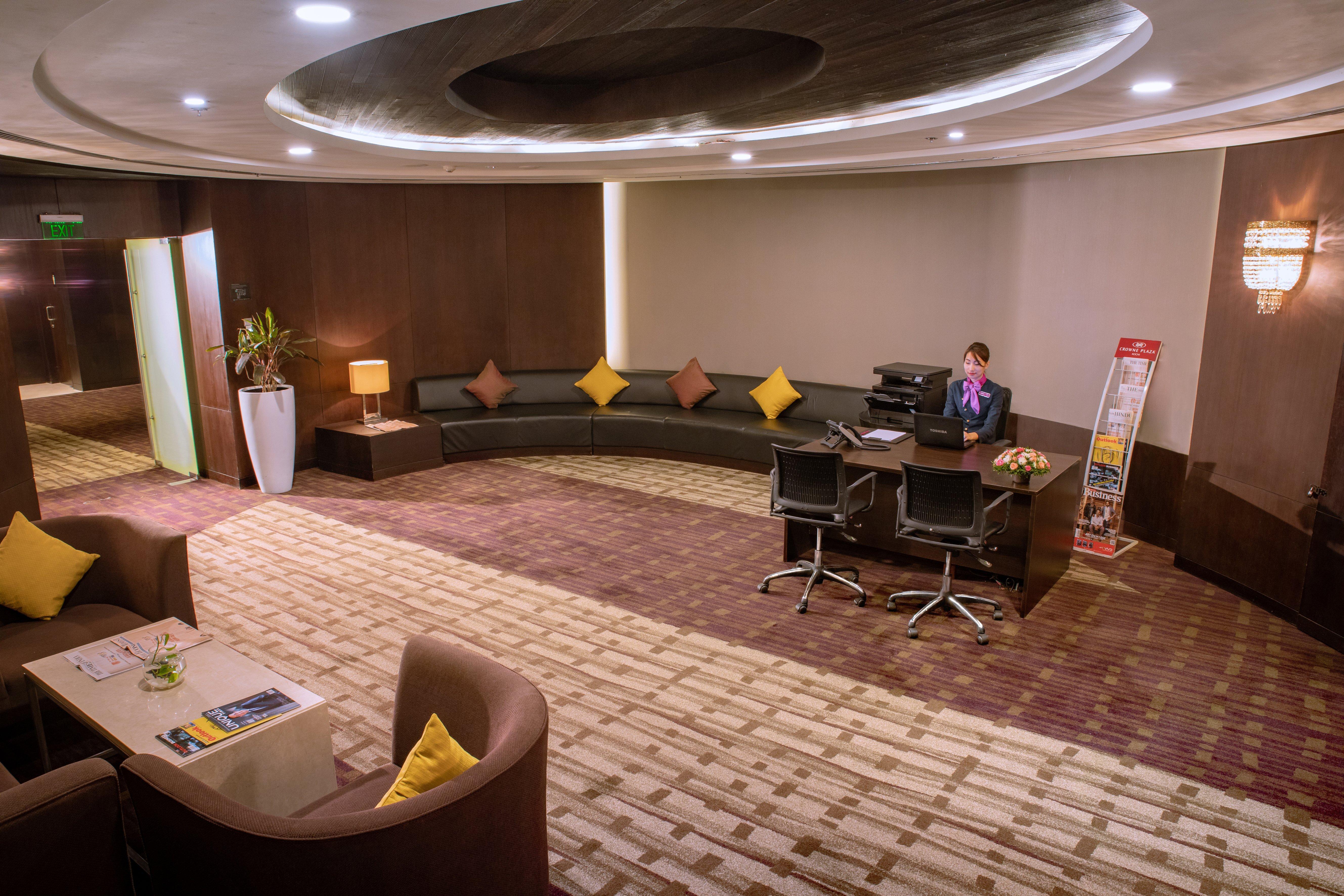 Crowne Plaza Kochi By Ihg Hotel Exterior photo The Royal Lounge at Tan Son Nhat International Airport