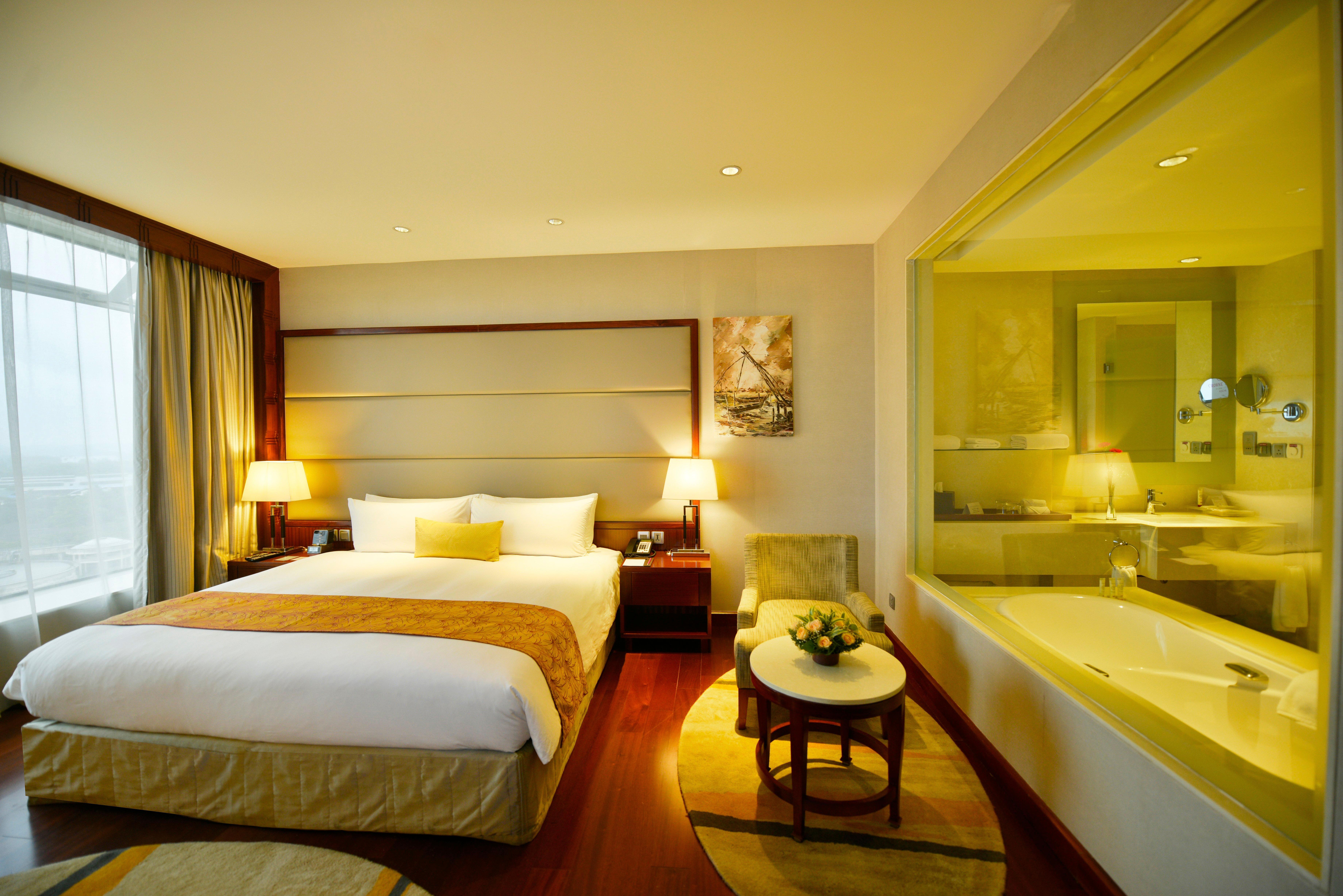Crowne Plaza Kochi By Ihg Hotel Exterior photo A room at the hotel