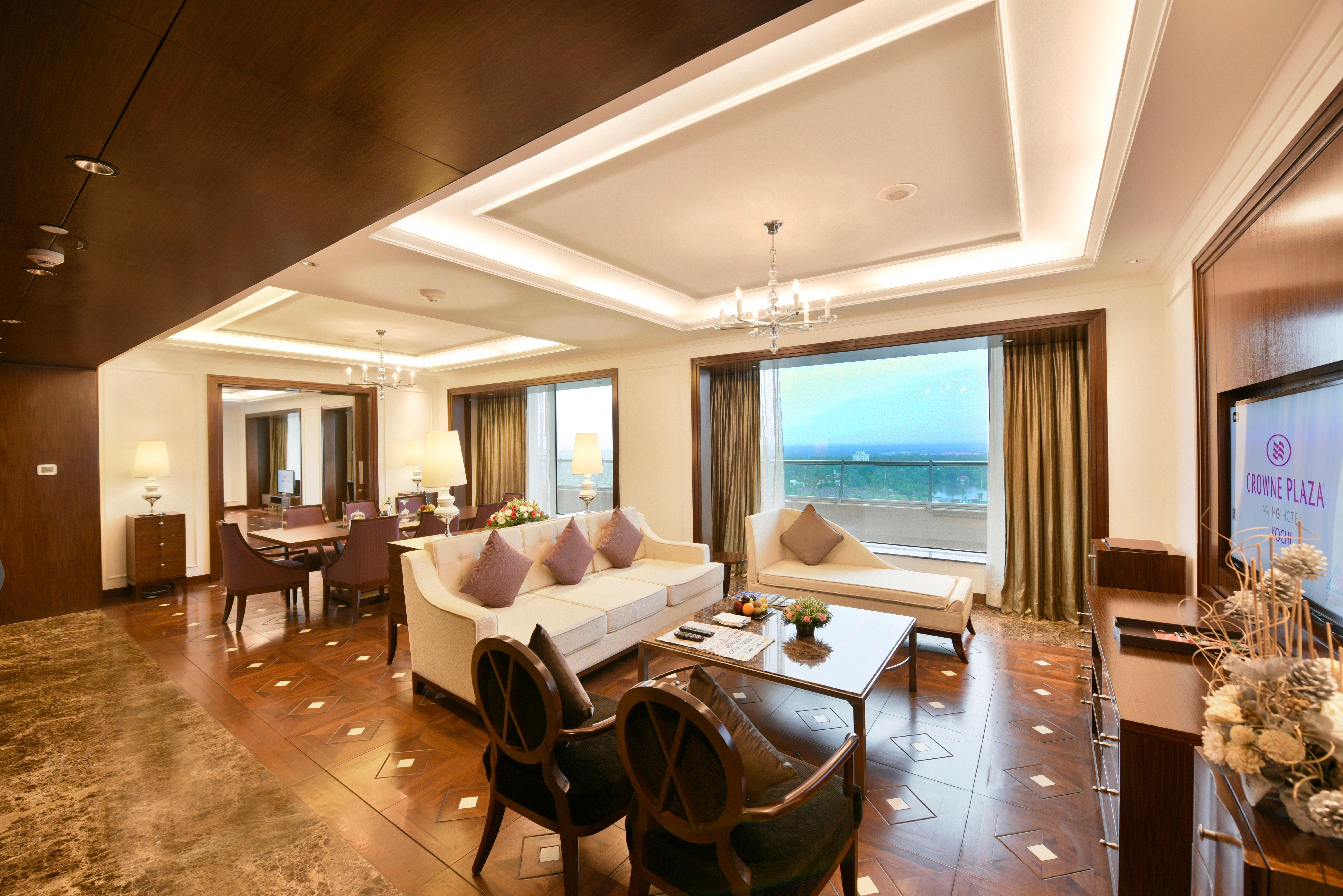 Crowne Plaza Kochi By Ihg Hotel Exterior photo A suite at the hotel