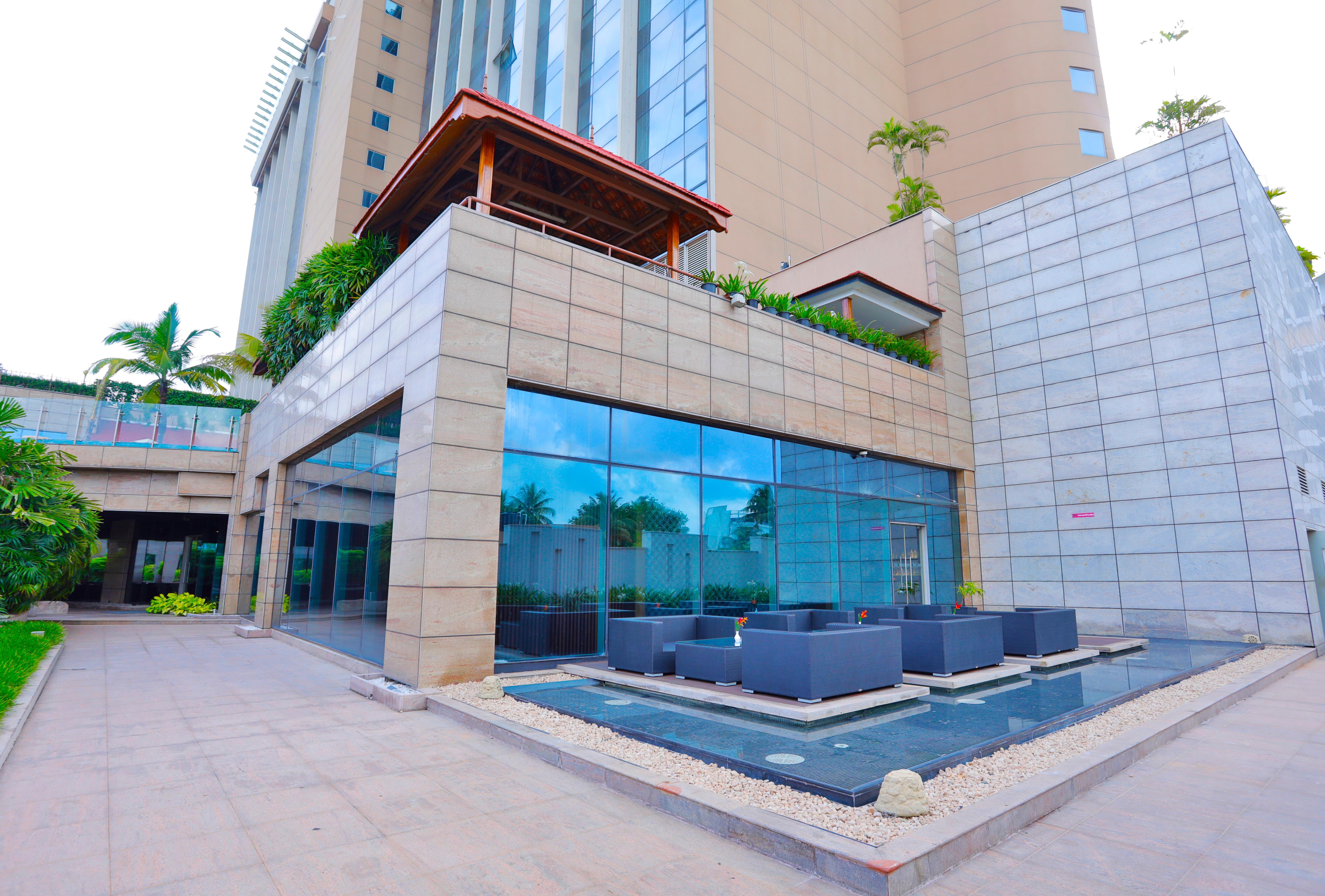 Crowne Plaza Kochi By Ihg Hotel Exterior photo The hotel's pool