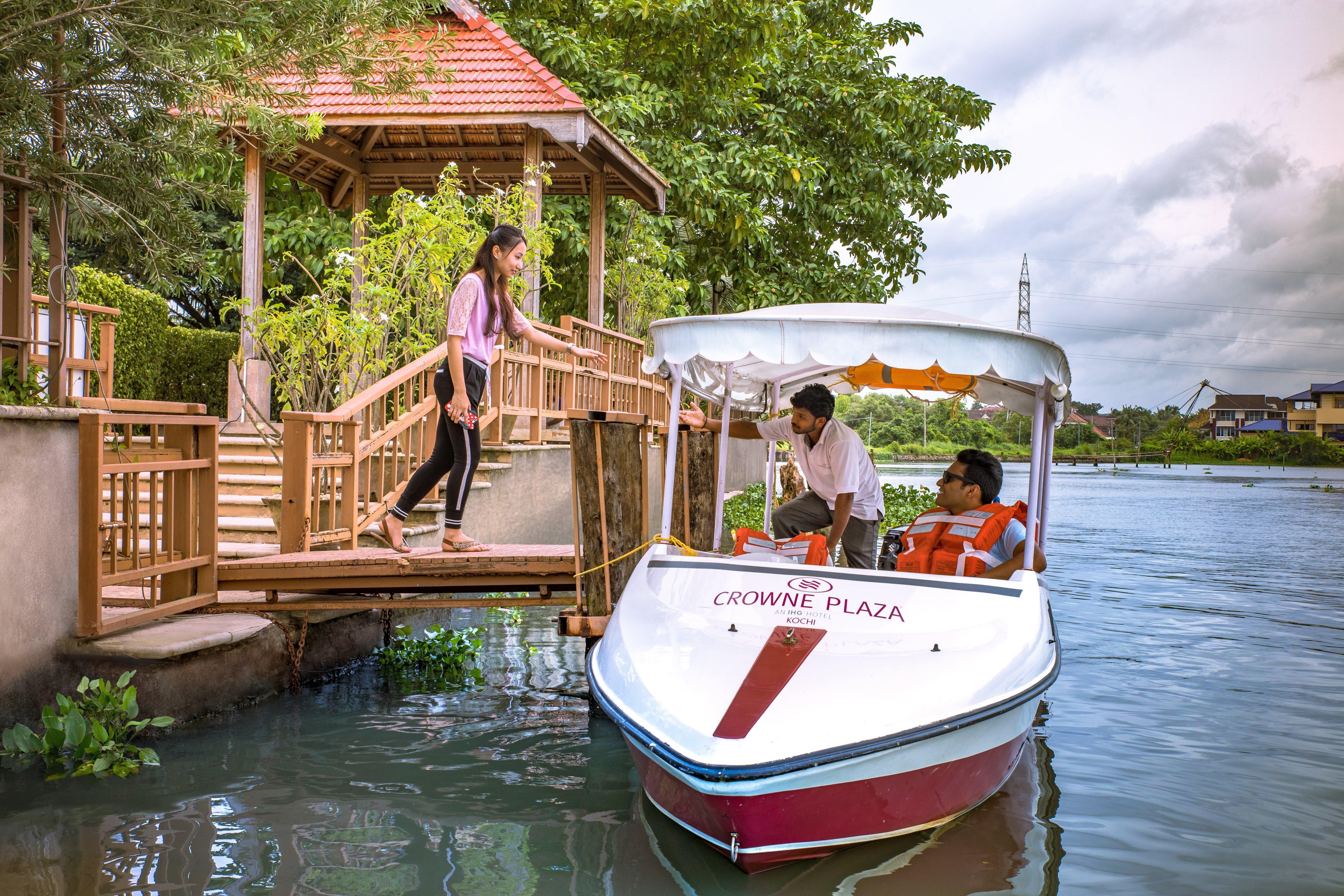 Crowne Plaza Kochi By Ihg Hotel Exterior photo Boating at the lake