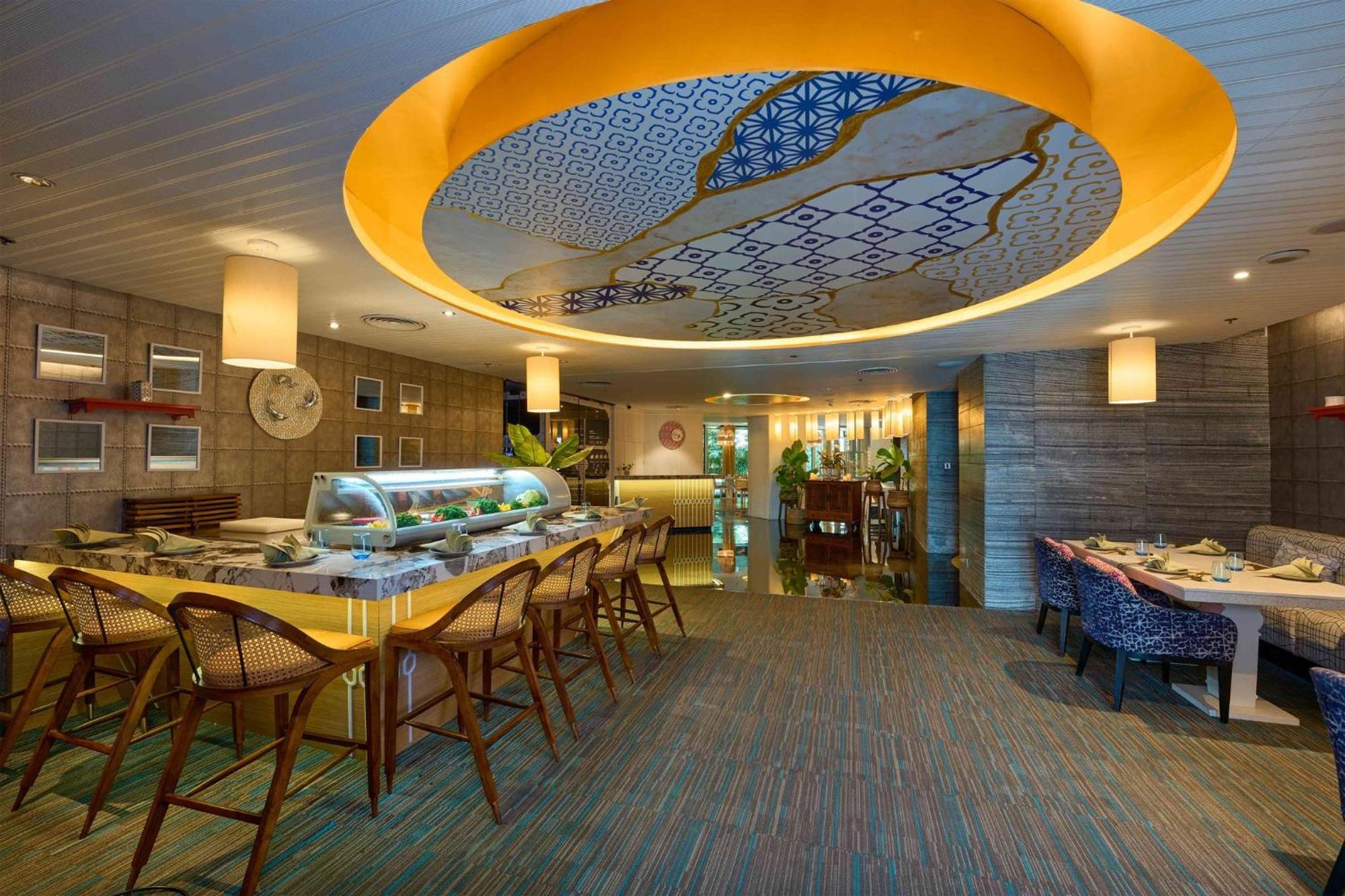 Crowne Plaza Kochi By Ihg Hotel Exterior photo The restaurant