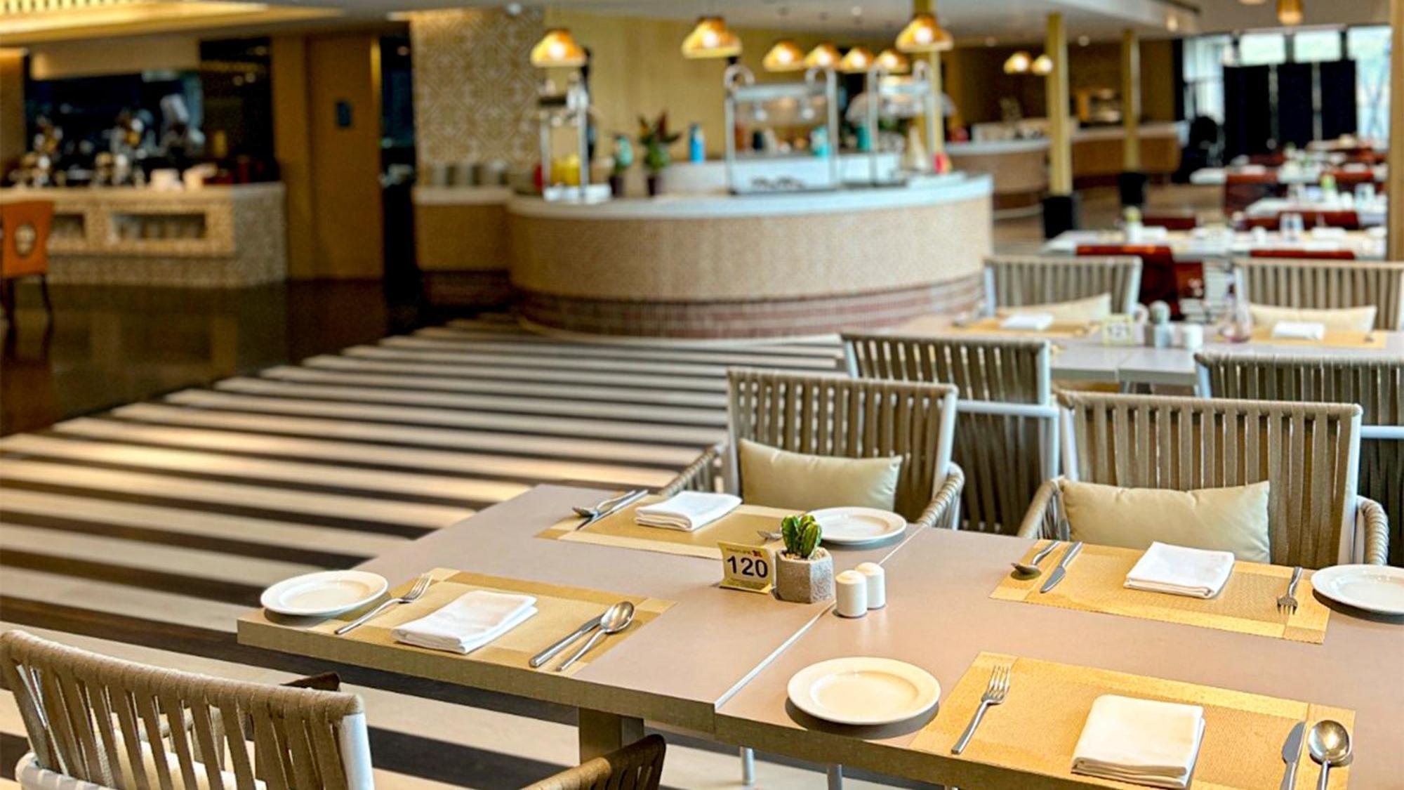 Crowne Plaza Kochi By Ihg Hotel Exterior photo The restaurant